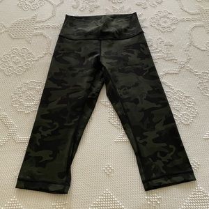 LULULEMON WUNDER UNDER HIGH RISE LUXTREME CROPPED LEGGINGS CAMOUFLAGE SIZE 6